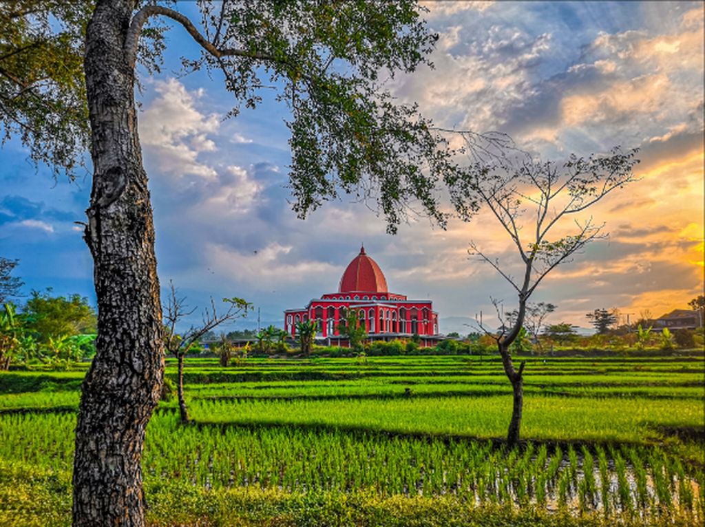 Masjid Merah Taman Dayu Pandaan