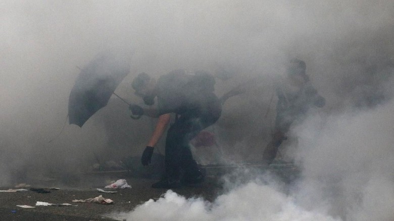 Demonstran Coba Serbu Parlemen, Polisi Hong Kong Tembakkan Gas Air Mata Demonstran Coba Serbu Parlemen, Polisi Hong Kong Tembakkan Gas Air Mata