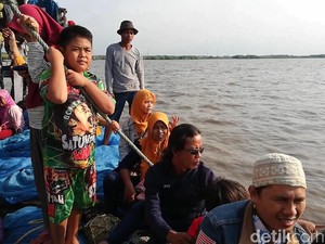 Hiu Tutul Warnai Tradisi Praonan Sambut Lebaran Ketupat di Pasuruan