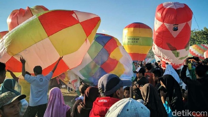Festival balon udara menghiasi langit Ponorogo. Sebanyak 49 balon meramaikan festival yang digelar di Lapangan Nongkodono, Desa Nongkodono, Kecamatan Kauman ini.
