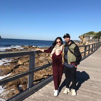 Hari pertama di Sydney, Australia, Nagita tampil kasual dengan setelan sweatshirt dan celana jogger burgundy berbahan velvet. Busananya kali ini berlabel Oysho dengan total harga Rp 1,4 juta. Foto: Instagram @raffinagita1717