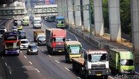 Setelah usai masa arus mudik dan arus balik Lebaran kini truk diizinkan untuk melewati jalan tol Jakarta Cikampek.