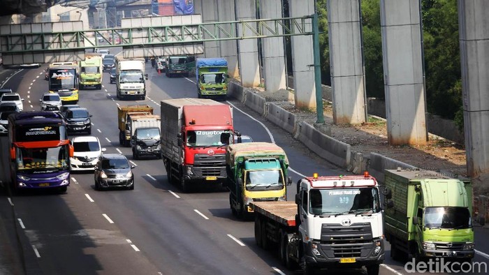 Arus Balik Kelar, Truk Kembali Lintasi Tol Jakarta Cikampek Setelah sempat dilarang melintas saat arus mudik dan arus balik, truk kini sudah dapat melintasi Tol Jakarta Cikampek. Lalu lintas di jalan tol juga terpantau lancar.