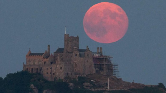 Penampakan bulan purnama Stroberi di Inggris, pada bulan Juni tahun lalu. (Foto: Matt Cardy/Getty Images) Penampakan bulan purnama Stroberi di Inggris, pada bulan Juni tahun lalu. (Foto: Matt Cardy/Getty Images)