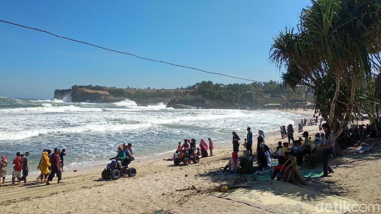 Gelombang Tinggi Di Perairan Selatan Jawa Pengunjung Pantai