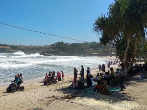 Gelombang Tinggi di Perairan Selatan Jawa, Pengunjung Pantai Diimbau Waspada