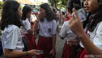 Hari ini para siswa mulai kembali ke sekolah usai libur Lebaran.