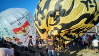 Bertempat di Lapangan Nongkodono, Desa Nongkodono, Kecamatan Kauman para peserta tampak bersiap menerbangkan balon yang mereka.