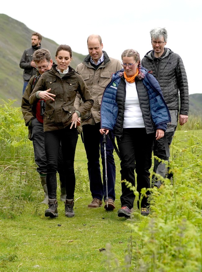 Selain menyambangi peternakan, Kate Middleton dan Pangeran juga sempat mendaki di perbukitan yang berada di sekitaran sebuah danau sambil menikmati panoramanya yang indah. (Foto: Getty Images)
