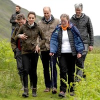 Selain menyambangi peternakan, Kate Middleton dan Pangeran juga sempat mendaki di perbukitan yang berada di sekitaran sebuah danau sambil menikmati panoramanya yang indah. (Foto: Getty Images)