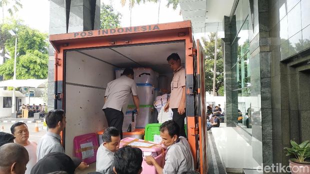 Alat Bukti Pilpres Mulai Diangkut dari KPU ke MK