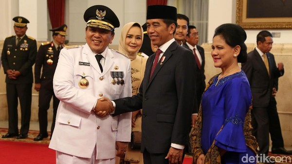 Senyum Gubernur Lampung Arinal Djunaidi Usai Dilantik Jokowi