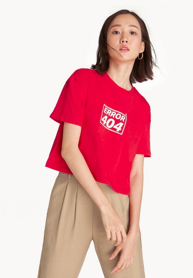 Kaus unik cukup banyak ditawarkan di situs belanja Zalora. Pilihan berikut pun datang dari Pomelo hadir dengan tulisan Error 404 Graphic Tee. Kaus berpotongan longgar berikut bisa dimiliki seharga Rp 159 ribu. Foto: Zalora