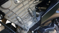 Performanya? Motor ini baru terasa maksimal di putaran atas. Maklum, mesin 150 cc-nya memiliki konfigurasi DOHC (Double Over Head Camshaft). Nah kalau untuk perjalanan jauh, misalnya untuk touring, mungkin GSX150 Bandit akan lebih enak digeber.