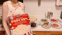 Tak hanya cantik dan jago nyanyi, Sulli juga jago masak. Ini hidangan yang disiapkannya, lengkap dengan kemasan popcorn yang besar. Foto: Instagram @jelly_jilli