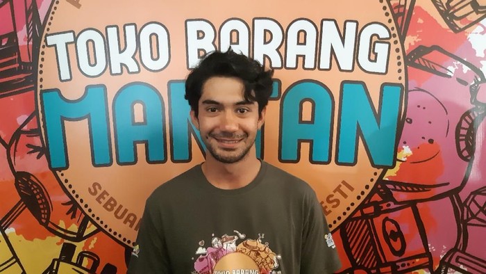 Reza Rahadian di film Toko Barang Mantan