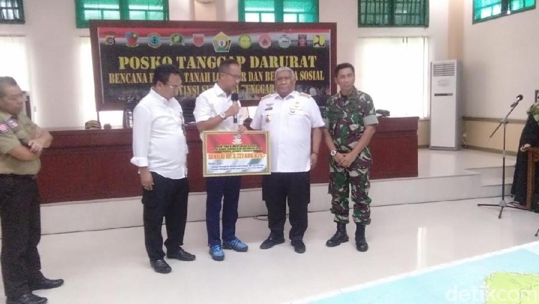 Mensos Serahkan Bantuan Rp 1,5 Miliar untuk Korban Banjir Konawe Utara Mensos Serahkan Bantuan Rp 1,5 Miliar untuk Korban Banjir Konawe Utara
