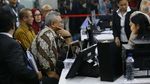 Momen KPU dan Bawaslu Serahkan Bukti Gugatan ke MK