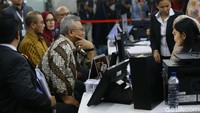 Arief langsung menuju meja registrasi. Ia memberikan dokumen kepada panitera MK.