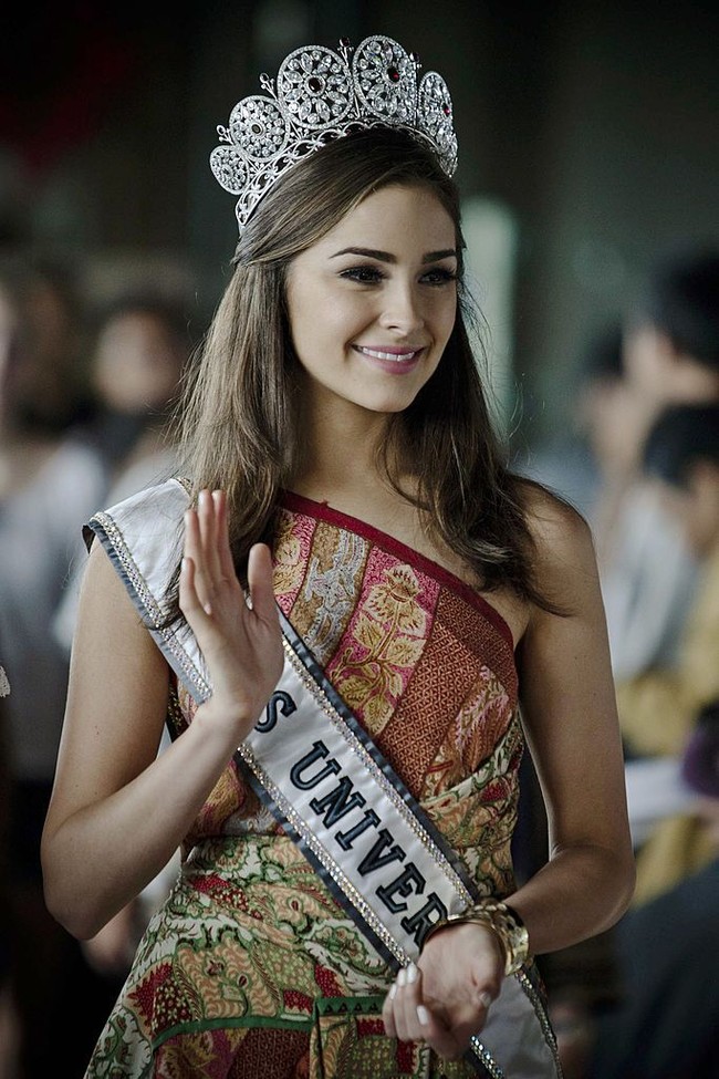 Indonesia menjadi negara pertama yang dikunjungi Olivia Culpo dalam menjalani tugasnya sebagai Miss Universe 2012. Berkunjung ke Indonesia tepatnya Yogyakarta, Olivia Culpo memakai batik karya desainer Tanah Air. Foto: Getty Images