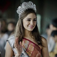 Indonesia menjadi negara pertama yang dikunjungi Olivia Culpo dalam menjalani tugasnya sebagai Miss Universe 2012. Berkunjung ke Indonesia tepatnya Yogyakarta, Olivia Culpo memakai batik karya desainer Tanah Air. Foto: Getty Images