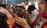 Makan Ikan Hidup Jadi Tradisi Unik Pengobatan Masyarakat India