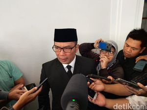 Ridwan Kamil Minta Bupati Bekasi Baru Fokus Kurangi Jumlah Pengangguran
