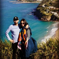 Nagita memberi warna pada busananya yang bernuansa gelap dengan syal penuh warna di lehernya. Kali ini datang dari Hermes bernama Jeu Des Omnibus Remix Shawl 140 seharga US$ 1.125 atau Rp 16 juta. Foto: Instagram @raffinagita1717