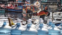 Tak cuma nelayan, sejumlah warga lainnya yang berprofesi sebagai penarik kapal penyeberangan atau pun membuka usaha toko dan lain sebagainya mulai kembali beraktivitas normal usai lebaran.