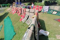 Melihat Tradisi Warga Cuci Karpet Masjid di Sungai Sungapan Bandung