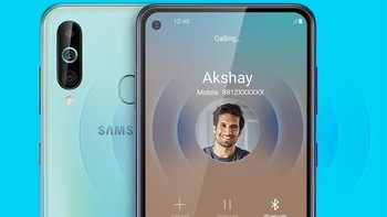 Tak ada lubang speaker untuk urusan menelepon di bagian atas. Suara di ponsel ini dihasilkan lewat layar getar (Screen Sound Technology). (Foto: Samsung.com)