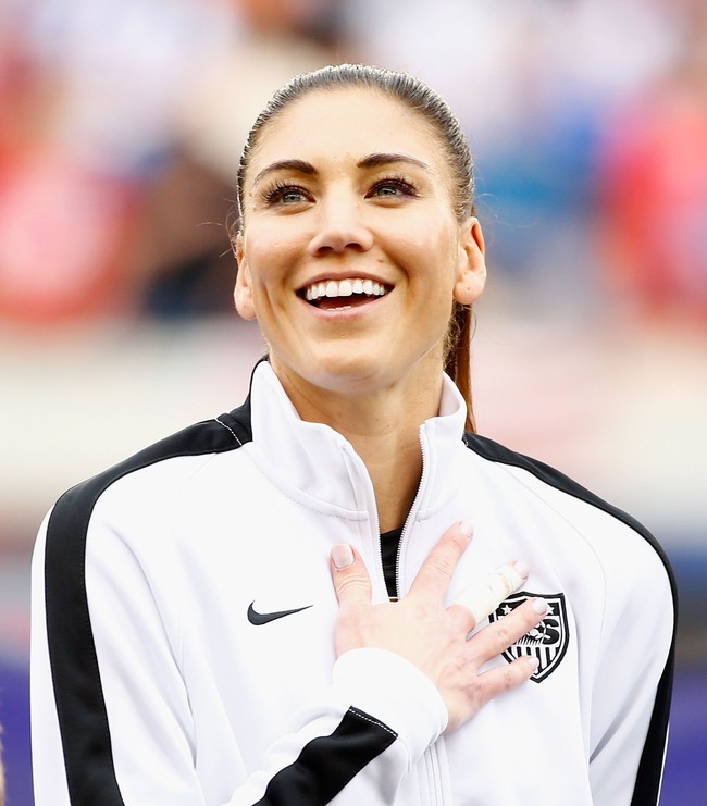Hope Solo sudah tiga tahun tidak bergabung dengan timnas sepak bola AS. Ia memang pernah di-suspend karena menyebut timnas Swedia pengecut. Selain itu, ia juga menolak untuk kembali ke tim sampai masalah kesenjangan gaji antara pemain wanita dan pria terselesaikan. Foto: Getty Images