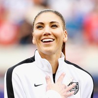 Hope Solo sudah tiga tahun tidak bergabung dengan timnas sepak bola AS. Ia memang pernah di-suspend karena menyebut timnas Swedia pengecut. Selain itu, ia juga menolak untuk kembali ke tim sampai masalah kesenjangan gaji antara pemain wanita dan pria terselesaikan. Foto: Getty Images