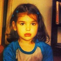 Postingan fotonya ternyata ditanggapi sinis oleh netizen. Banyak yang menuduh dirinya telah menggunakan Photoshop untuk membuat bibirnya terlihat lebih tebal. Di dalam foto, bibir Dua Lipa kecil memang tampak tebal dan di bagian bawahnya. Foto: Instagram/@dualipa