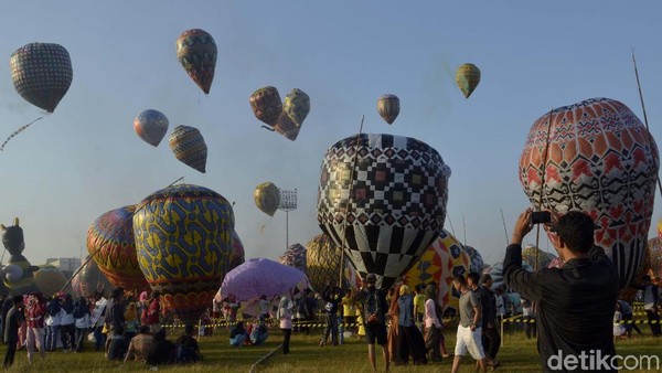 Tradisi Syawalan dengan menerbangkan balon udara tahun ini berbeda dengan tahun-tahun sebelumnya. Bila tahun sebelumnya balon diterbangkan liar, tahun ini balon udara ditambatkan dengan seutas tali 150 meter. (Robby Bernardi/detikcom) Tradisi Syawalan dengan menerbangkan balon udara tahun ini berbeda dengan tahun-tahun sebelumnya. Bila tahun sebelumnya balon diterbangkan liar, tahun ini balon udara ditambatkan dengan seutas tali 150 meter. (Robby Bernardi/detikcom)