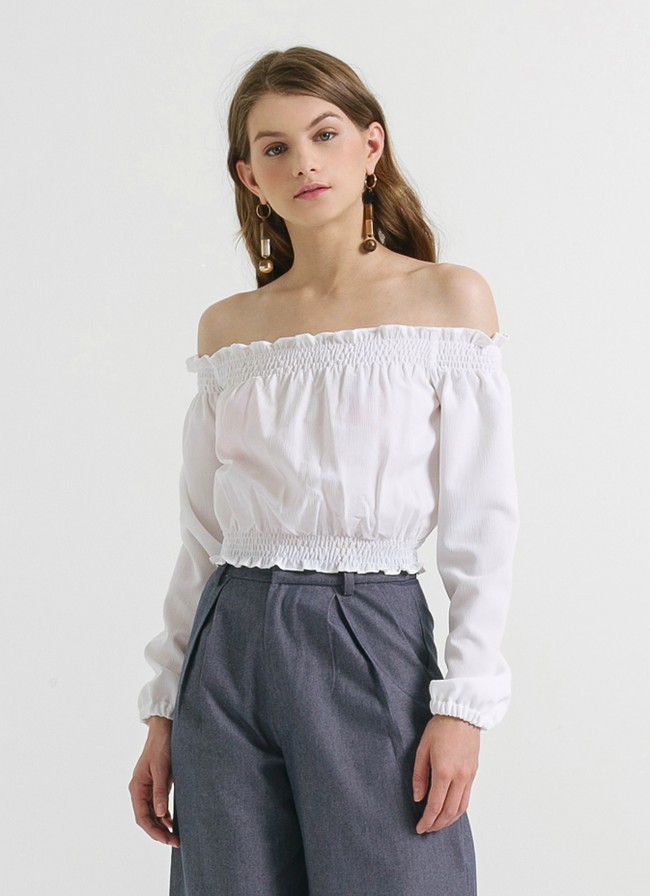 Merek Cloth Inc pun menyediakan beberapa atasan cantik untuk dipakai hangout. White Genie Off Shoulder Top berikut cocok untuk digunakan saat liburan. Produk tersebut sedang diskon dari Rp 239 ribu menjadi Rp 179 ribuan. Foto: Bobobobo