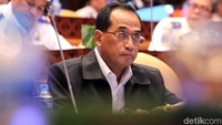 Menteri Perhubungan (Menhub) Budi Karya Sumadi hadir dalam rapat kerja bersama Komisi V DPR di Jakarta, Rabu (12/6/2019).