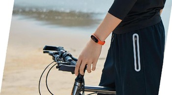 Mi Band 4 hadir dengan layar berwarna. Foto: Xiaomi