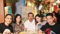 Bersama keluarganya, Chryseis rayakan ulang tahun sang ayah di Bangkok. Kala itu mereka mencicip pad thai vegetarian sebagai menu makan siang. Foto: Instagram chrystan_x
