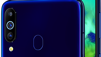 Bagian belakang ponsel ini memperlihatkan modul tiga kamera yang dilengkapi LED flash dan sensor sidik jari. (Foto: Samsung.com)