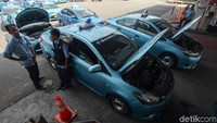 Sejumlah sopir taksi mengantre untuk mengisi bahan bakar gas di stasiun pengisian bahan bakar gas Mampang, Jakarta, Rabu (12/6/2019).