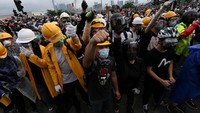 Dalam pernyataan terbaru, Dewan Legislatif Hong Kong mengumumkan bahwa rapat yang dijadwalkan digelar pada Rabu (12/6) pagi akan diubah ke tanggal lainnya setelah kerumunan demonstran melakukan rally di jalanan dan memblokir sejumlah ruas jalan utama. REUTERS/Athit Perawongmetha.