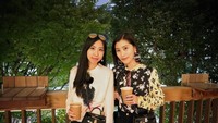 Bareng sahabat, Chryseis pilih menikmati segelas kopi hangat. Kompak ya mereka! Foto: Instagram chrystan_x