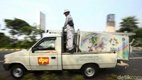 Selanjutnya noen box tersebut dibawa ke kantor Sudin Perindustrian dan Energi DKI Jakarta.