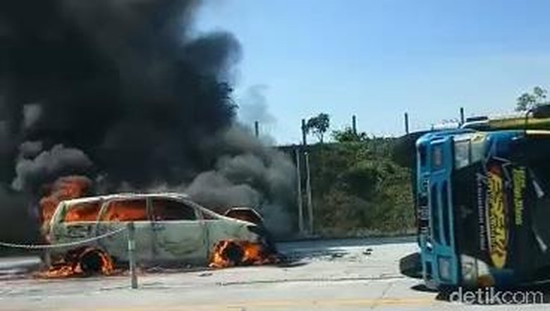 Saksi Sebut Truk Terguling di Tol Pandaan Lalu Ditabrak MPV dari Belakang Saksi Sebut Truk Terguling di Tol Pandaan Lalu Ditabrak MPV dari Belakang
