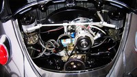 Mesin flat-4 berpendingin udara yang berada di tubuh VW Beetle ini dibuat antara tahun 1936 dan 2006. Andai saja berbagai masalah yang menimpa VW tidak terjadi, mungkin mesin yang melekat erat dengan mobil rakyat asal Jerman ini terus dikembangkan. Foto: Pool (Carbuzz)