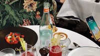 Ada pancake dan minuman buah enak yang jadi santapan Chryseis saat liburan ke London. Di Instagram, ia memang mengaku sebagai pencinta makanan. Foto: Instagram chrystan_x