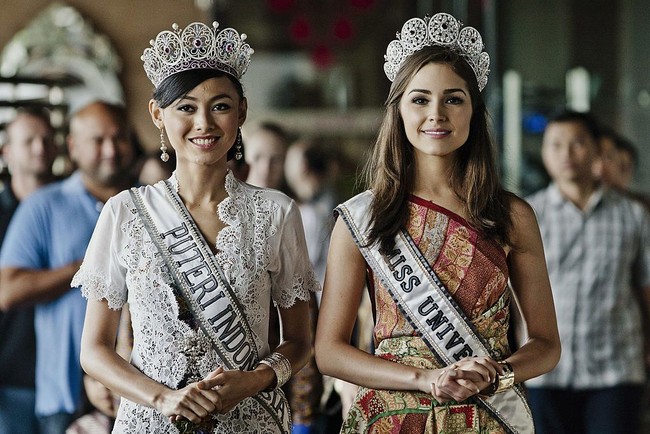 Saat berada di Yogyakarta, Olivia Culpo memakai gaun batik karya desainer lokal Daerah Istimewa Yogyakarta. Olivia tampak didampingi Whulandary yang pada saat itu baru saja terpilih sebagai Puteri Indonesia 2013. Foto: Getty Images