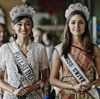 Saat berada di Yogyakarta, Olivia Culpo memakai gaun batik karya desainer lokal Daerah Istimewa Yogyakarta. Olivia tampak didampingi Whulandary yang pada saat itu baru saja terpilih sebagai Puteri Indonesia 2013. Foto: Getty Images