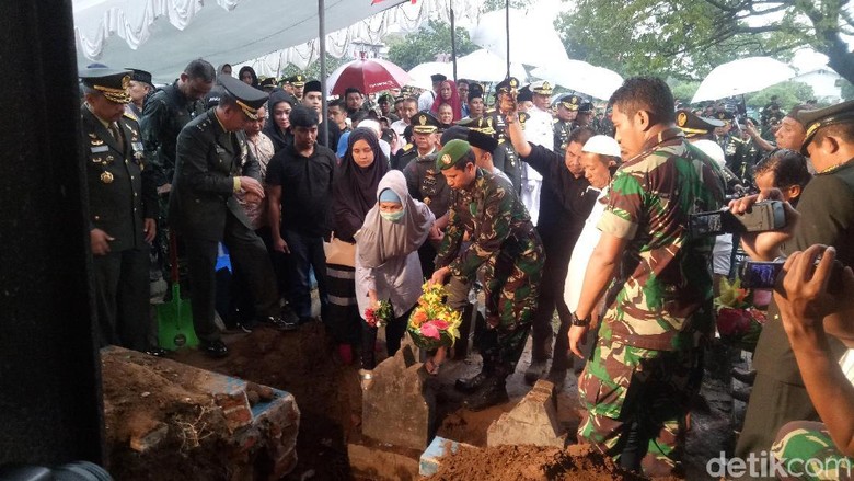 Hadiri Pemakaman Eks KSAD, Gatot Nurmantyo: Beliau Teladan yang Baik Hadiri Pemakaman Eks KSAD, Gatot Nurmantyo: Beliau Teladan yang Baik